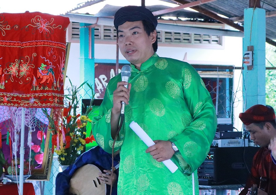 Xúc động tưởng niệm 3 năm ngày mất cố GS-TS Trần Văn Khê - 11 “Lần giỗ thầy năm nay đúng vào dịp kỷ niệm trăm năm sân khấu cải lương nên CLB chúng tôi mong muốn chia sẻ nhiều hơn các vấn đề phong tục tập quán và tinh thần trung-hiếu-tiết-nghĩa trong văn hóa dân tộc qua các tác phẩm sân khấu truyền thống giống như thuở sinh tiền mà cố GS-TS Trần Văn Khê đã cố công tôn vinh sáng tỏ.”- diễn giả Hồ Nhựt Quang bày tỏ.