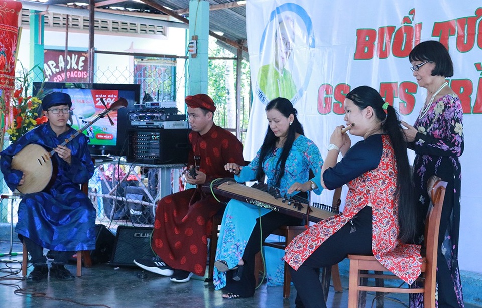 Xúc động tưởng niệm 3 năm ngày mất cố GS-TS Trần Văn Khê - 13 Nghệ sĩ Hải Phượng và dàn đờn ca đã hòa tấu một giai điệu âm nhạc dân tộc vô cùng đặc sắc