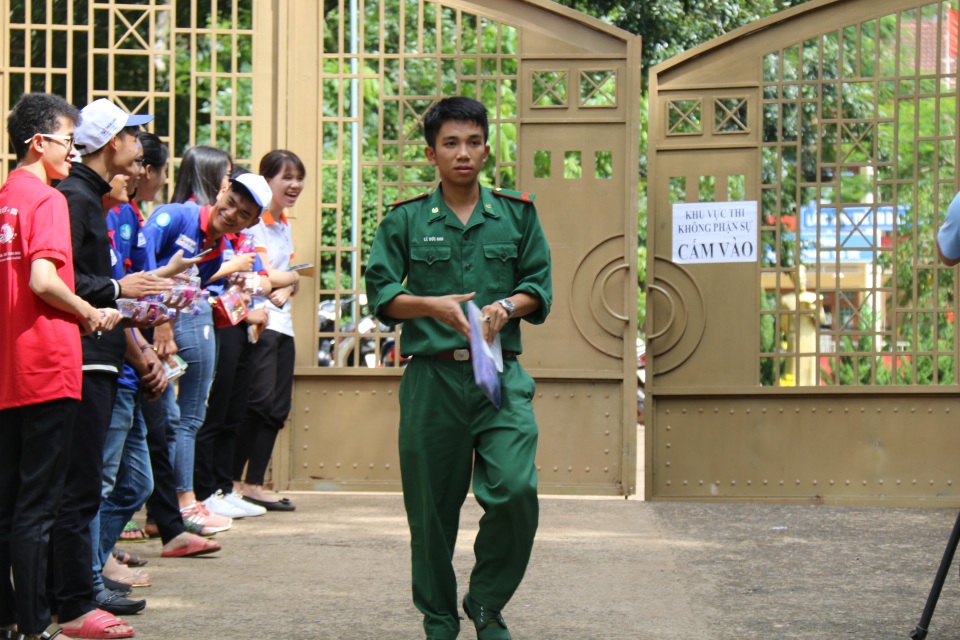 Nhiều thí sinh dự tính đạt 7-8 điểm bài thi Ngữ Văn - 2 Thí sinh đầu tiên rời phòng thi