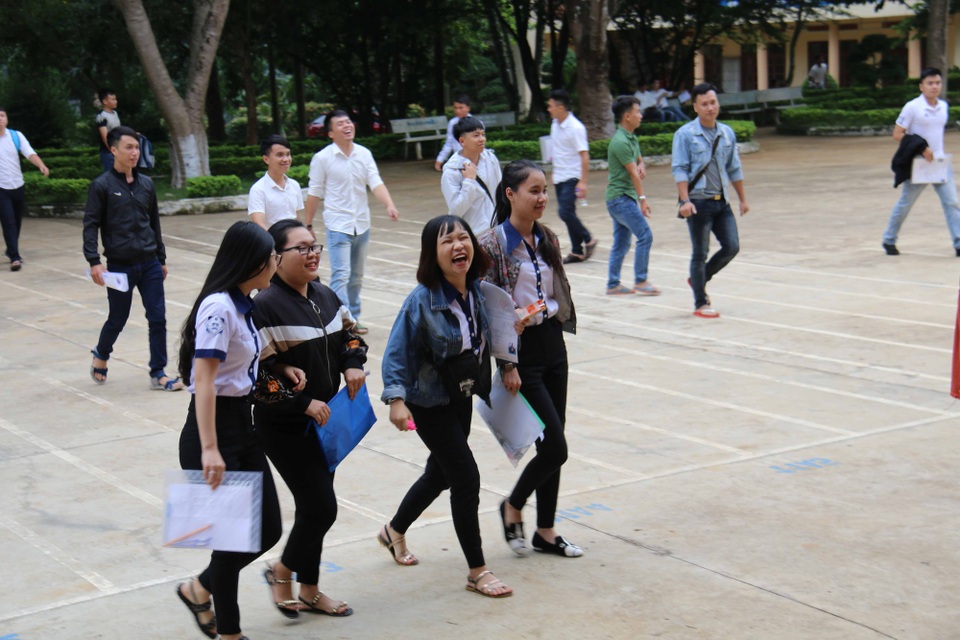 Nhiều thí sinh dự tính đạt 7-8 điểm bài thi Ngữ Văn - 3 Thí sinh phấn khỏi rời phòng thi, kết thúc môn thi thứ nhất