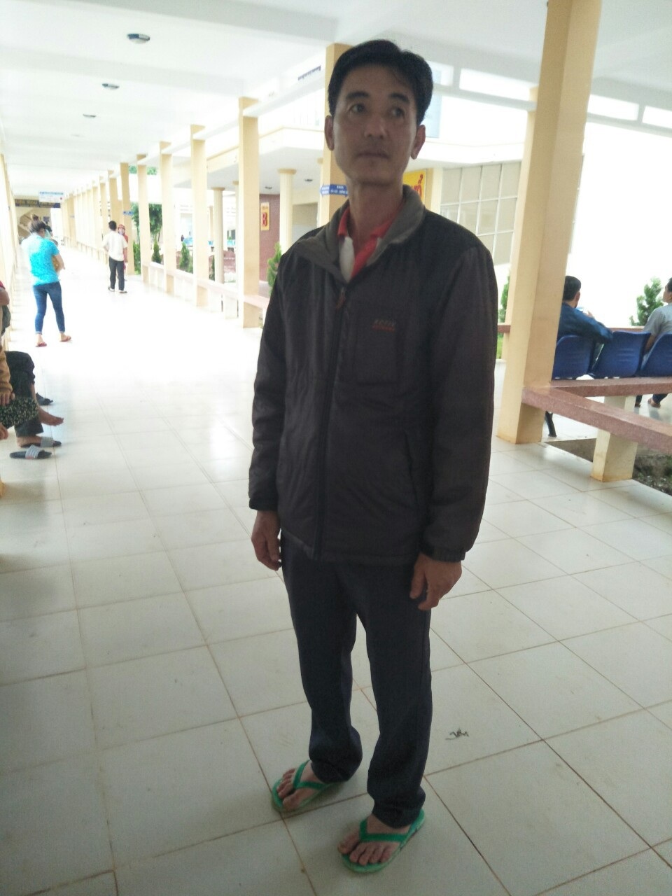 Gặp tai nạn trên đường đi, một thí sinh phải bỏ thi - 1 Phụ huynh của Tuấn đang chờ ngoài phòng hồi sức cấp cứu