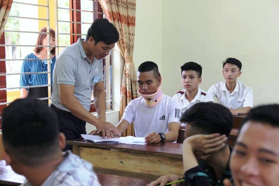 Nén đau, hai thí sinh bị nạn vẫn cố gắng đi thi - 3 Được sự giúp đỡ tận tình của thầy cô giáo, em Hoàng đã tự tin vượt qua nỗi đau.