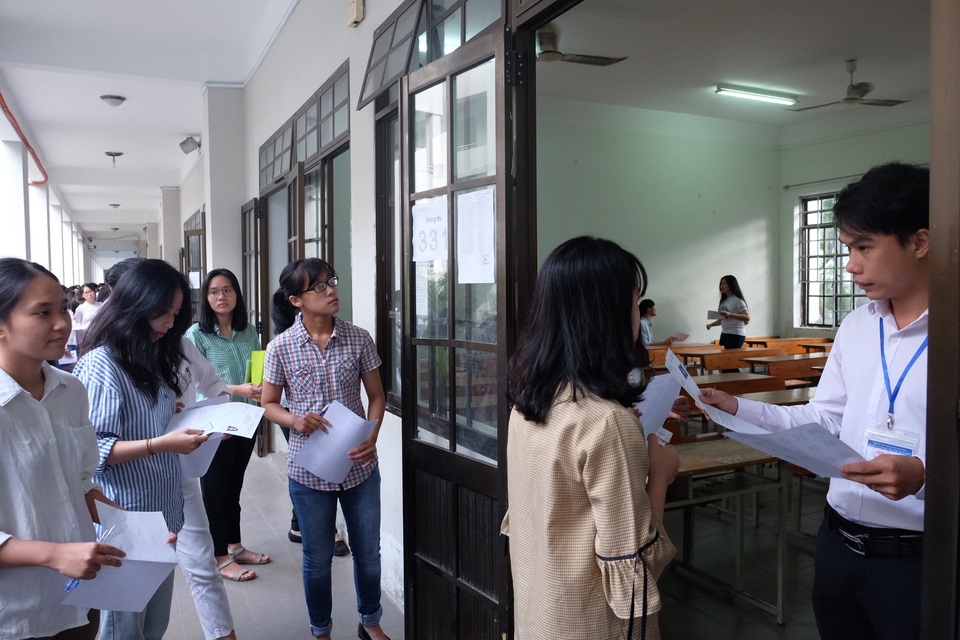 Thí sinh hồi hộp trước buổi thi đầu tiên - 2
Tuy nhiên, càng đến gần giờ G, thí sinh không tránh khỏi hồi hộp. Trong ảnh: Giám thị gọi thí sinh vào phòng thi.