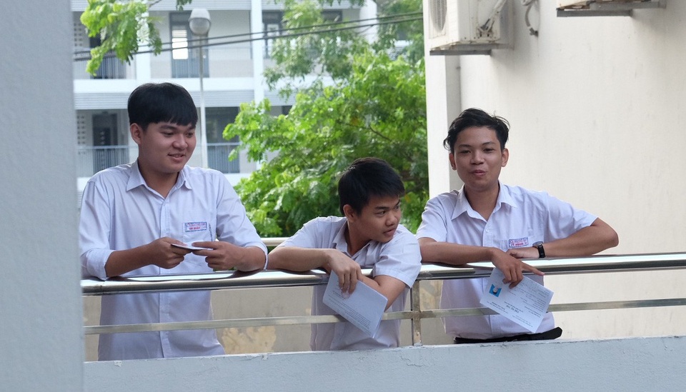 Thí sinh hồi hộp trước buổi thi đầu tiên - 1
Các thí sinh khá thoải mái khi đến trường thi từ sáng sớm. Trong ảnh: Thí sinh tại điểm trường THPT Phan Châu Trinh (quận Hải Châu, Đà Nẵng).