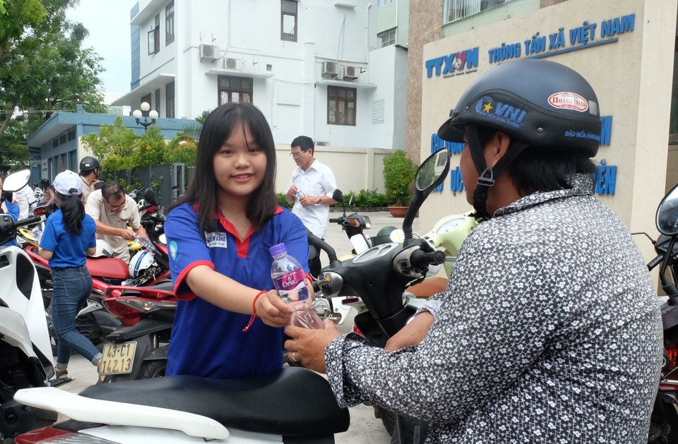 Đà Nẵng: Phát nước mát miễn phí dến phụ huynh chờ đón sĩ tử tan trường thi - 2 Các tình nguyện viên trao nước uống miễn phí đến tay phụ huynh đang đợi sĩ tử tan trường thi