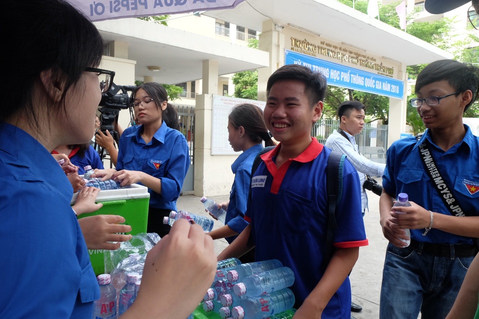 Đà Nẵng: Phát nước mát miễn phí dến phụ huynh chờ đón sĩ tử tan trường thi - 1 25 điểm trường thi THPT quốc gia 2018 tại Đà Nẵng đều có nước uống miễn phí cho thí sinh và phụ huynh
