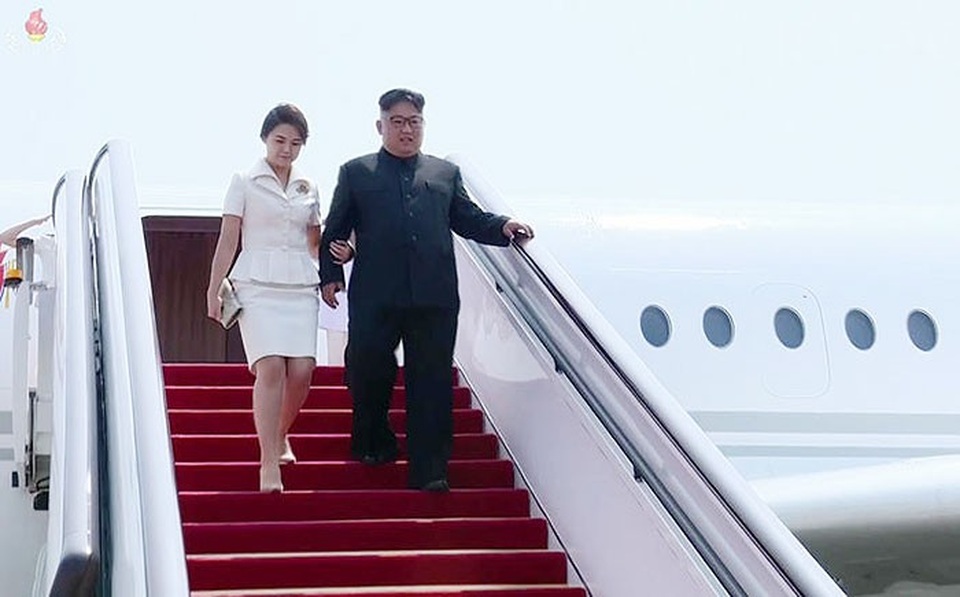 Cử chỉ tinh tế của ông Kim Jong-un và phu nhân khi tới Trung Quốc - 1
Nhà lãnh đạo Kim Jong-un và phu nhân khoác tay nhau bước xuống chuyên cơ bắt đầu chuyến thăm Trung Quốc lần ba. (Ảnh: Yonhap)
