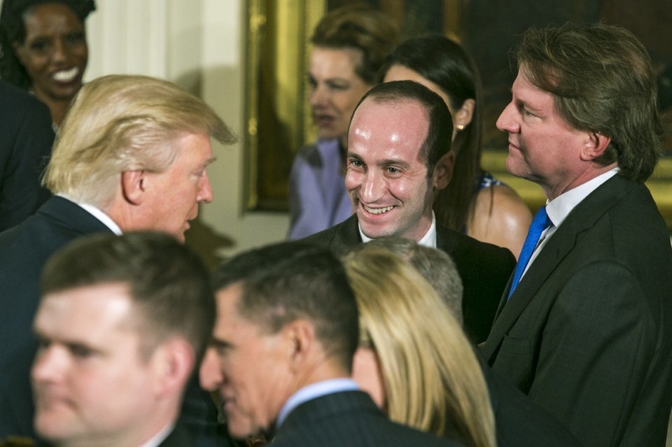 Tổng thống Trump nói chuyện với cố vấn Stephen Miller tại lễ nhậm chức ở Nhà Trắng ngày 22/1/2017 (Ảnh: New York Times)