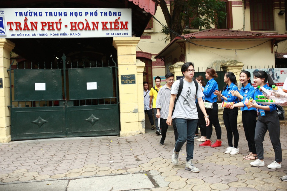 Nhiều thí sinh dự tính đạt 7-8 điểm bài thi Ngữ Văn - 7
Thí sinh tại hội đồng thi THPT Trần Phú (Hoàn Kiếm, Hà Nội) sau buổi thi Văn.