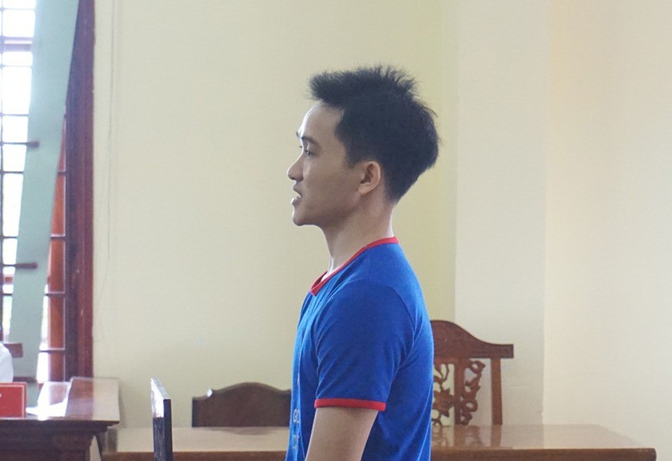 Án tử cho kẻ dùng dao đâm chết vợ - 1 Bị cáo Nguyễn Văn Hồ trước vành móng ngựa