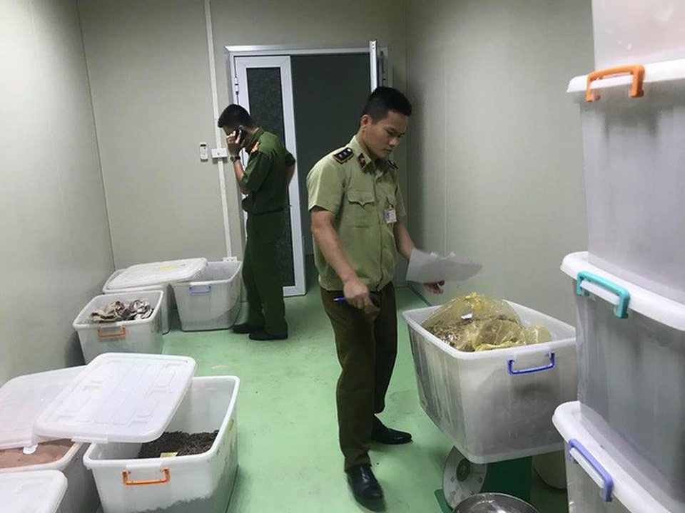 Hà Nội: Ngang nhiên sản xuất mỹ phẩm chưa có phép - 1 Lực lượng chức năng kiểm tra cơ sở Ngọc Tú.