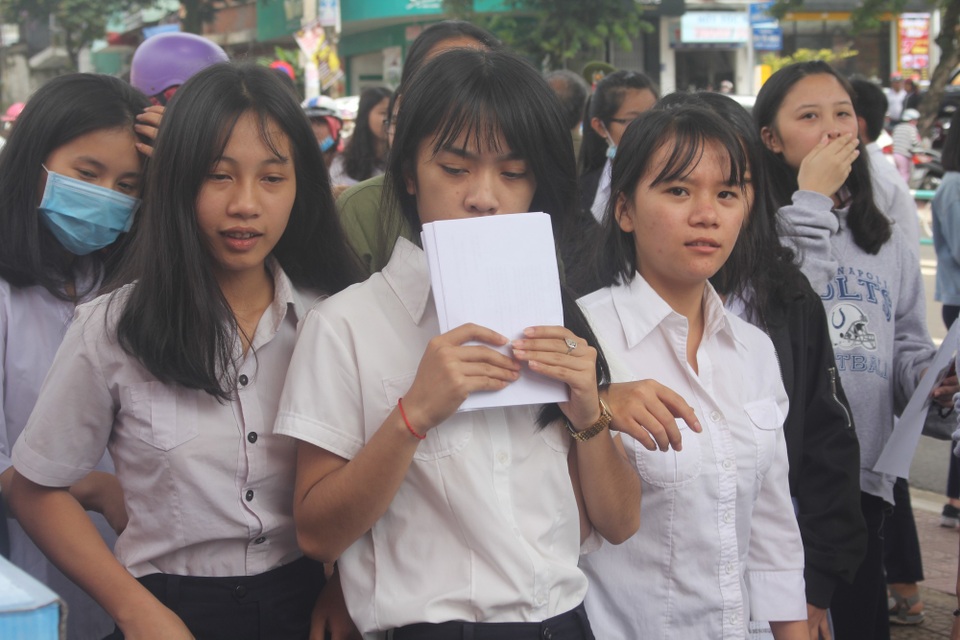 Nhiều thí sinh dự tính đạt 7-8 điểm bài thi Ngữ Văn - 5 Hầu như các thí sinh đều đánh giá đề năm nay vừa sức, có những số điểm tích lũy đầu tiên