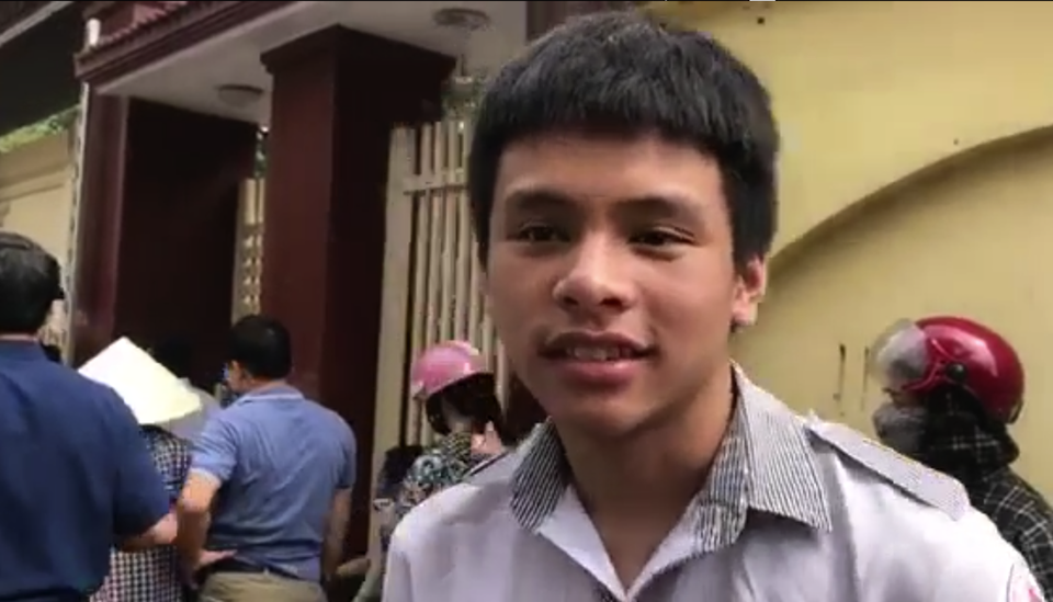 Nhiều thí sinh dự tính đạt 7-8 điểm bài thi Ngữ Văn - 14
Em Lê Đức Anh - học sinh Trường THPT Nguyễn Trường Tộ thi vào Bưu chính Viễn Thông điểm thi Trường THPT chuyên Phan Bội Châu chia sẻ. (Ảnh: Nguyễn Duy)