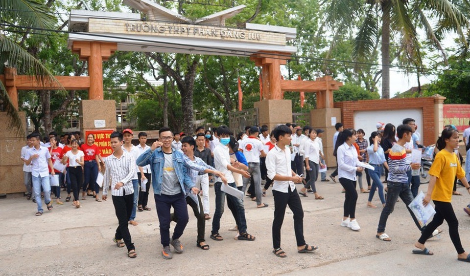 Nhiều thí sinh dự tính đạt 7-8 điểm bài thi Ngữ Văn - 15
Nhiều thí sinh thoải mái sau buổi thi đầu tiên. (Ảnh: Nguyễn Tú)