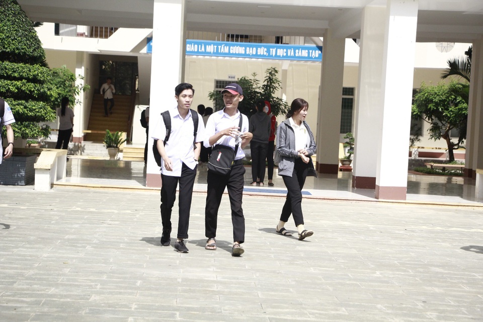Nhiều thí sinh dự tính đạt 7-8 điểm bài thi Ngữ Văn - 17
Thí sinh rời phòng thi sớm khi chưa kết thúc giờ thi môn Ngữ văn (ảnh:Thúy Diễm)