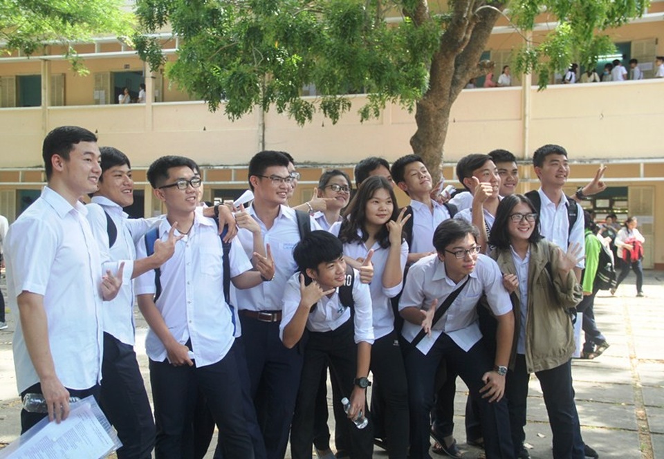 Nhiều thí sinh dự tính đạt 7-8 điểm bài thi Ngữ Văn - 22 Các bạn thí sinh Trường THPT Quốc học Quy Nhơn tự tin chụp hình kỷ niệm sau môn thi đầu tiên Ngữ văn (ảnh Doãn Công).