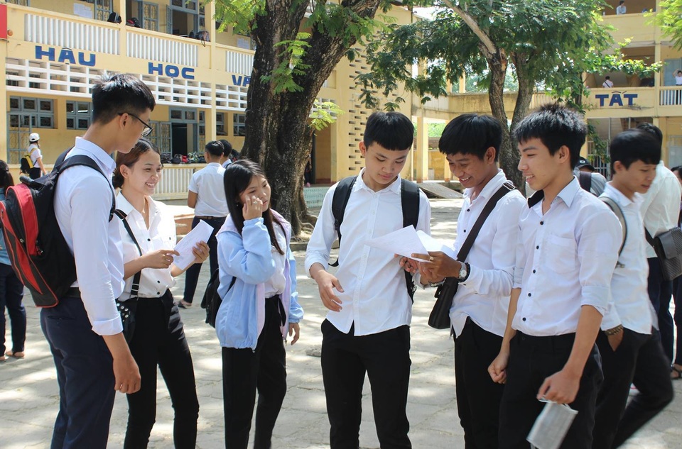 Nhiều thí sinh dự tính đạt 7-8 điểm bài thi Ngữ Văn - 25 Thí sinh xem lại các câu hỏi trong đề thi. (Ảnh: Trung Thi)