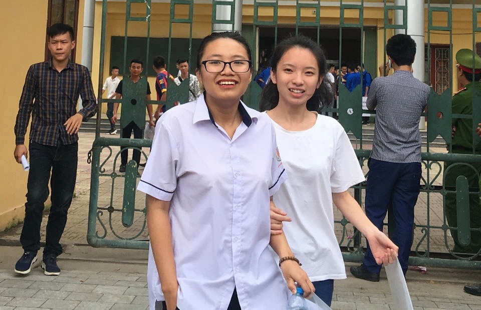 Nhiều thí sinh dự tính đạt 7-8 điểm bài thi Ngữ Văn - 28 Các thí sinh rời điểm thi trong tâm trạng thoải mái (Ảnh: Duy Tuyên)
