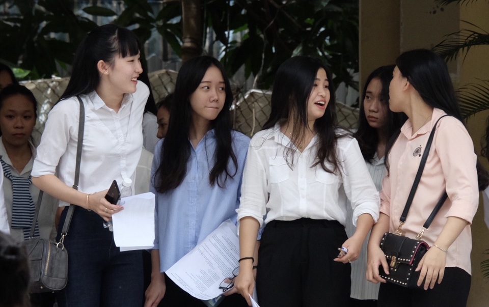 Nhiều thí sinh dự tính đạt 7-8 điểm bài thi Ngữ Văn - 35 Hơn 10h20 sáng 25/6, các thí sinh dự thi tại điểm trường THPT Trần Phú - Đà Nẵng mới ra khỏi cổng trường thi