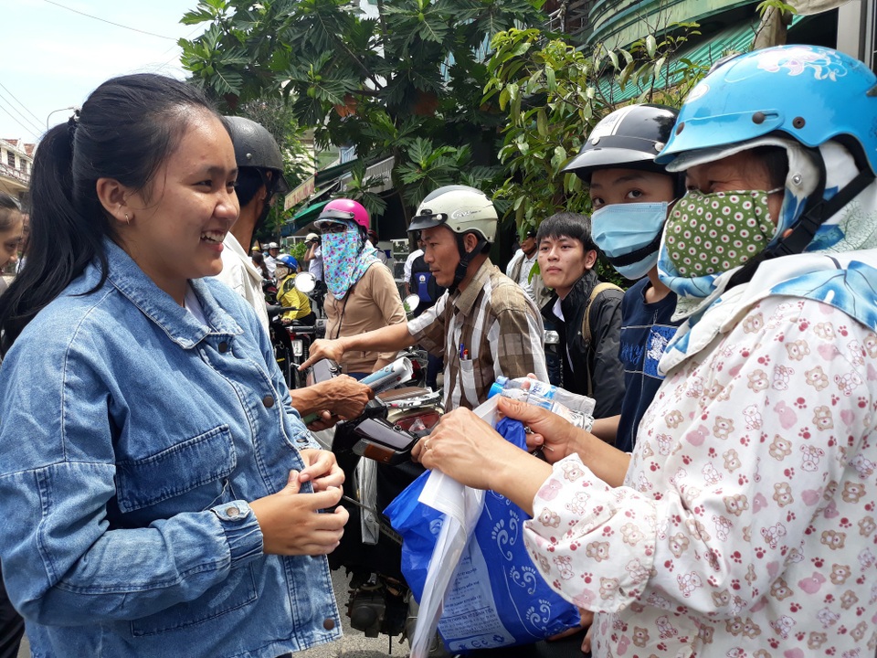 Nhiều thí sinh dự tính đạt 7-8 điểm bài thi Ngữ Văn - 39
Thí sinh Trần Nguyễn Quỳnh Anh đánh giá đề Văn không khó nhưng khá dài. (Ảnh: Quốc Triều)