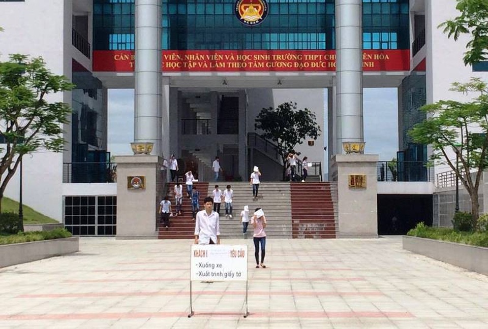 Nhiều thí sinh dự tính đạt 7-8 điểm bài thi Ngữ Văn - 40
Những thí sinh tại Hội đồng thi trường THPT chuyên Biên Hòa (Hà Nam). (Ảnh: Đức Văn)