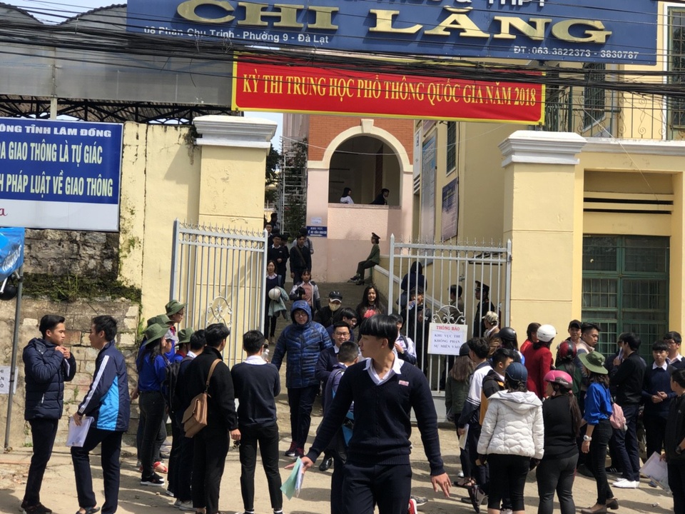 Nhiều thí sinh dự tính đạt 7-8 điểm bài thi Ngữ Văn - 41
Thí sinh trường Chi Lăng, TP Đà Lạt kết thúc môn thi Ngữ văn sáng nay. (Ảnh: Ngọc Hà)