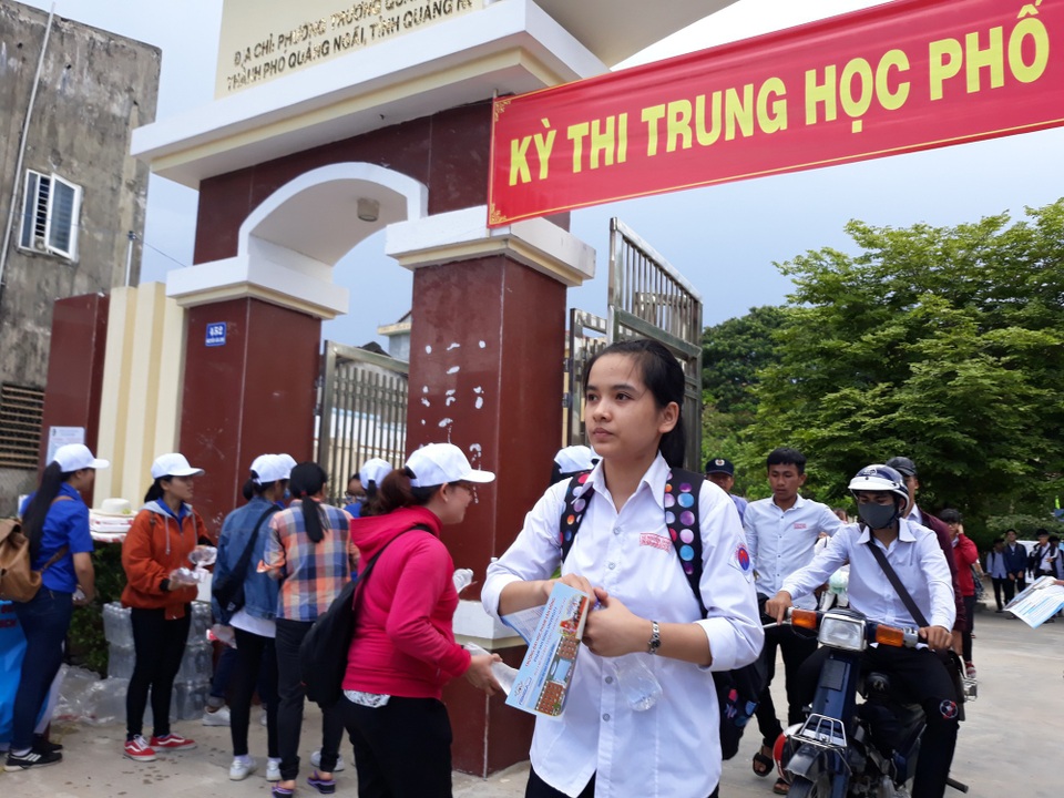 Đề Toán khó, thí sinh chỉ làm được khoảng 60% - 4
Nhiều thí sinh lo âu vì cho rằng đề Toán quá khó. (Ảnh: Quốc Triều)
