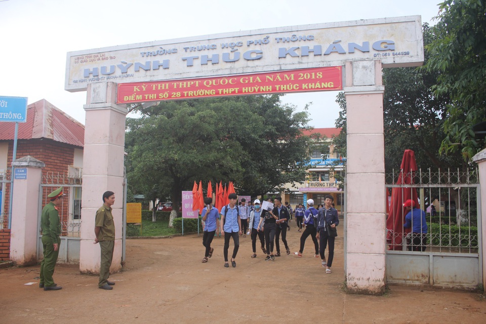 Đề Toán khó, thí sinh chỉ làm được khoảng 60% - 6 Thí sinh tan thi tại điểm thi Trường THPT Huỳnh Thúc Kháng, huyện Ia Grai, tỉnh Gia Lai). (Ảnh: Phạm Hoàng)