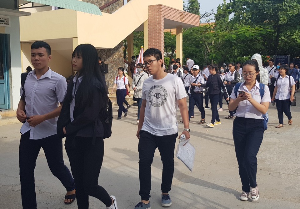 Đề Toán khó, thí sinh chỉ làm được khoảng 60% - 13 Nhiều thí sinh dự thi môn Toán khá buồn vì cho rằng đề khó (Ảnh: Viết Hảo)
