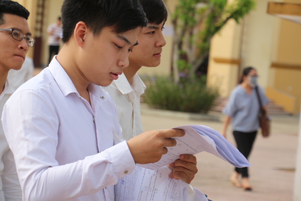 Đề Toán khó, thí sinh chỉ làm được khoảng 60% - 17
Theo nhiều thí sinh thì đề thi môn Toán năm nay khó. (Ảnh: Xuân Sinh)