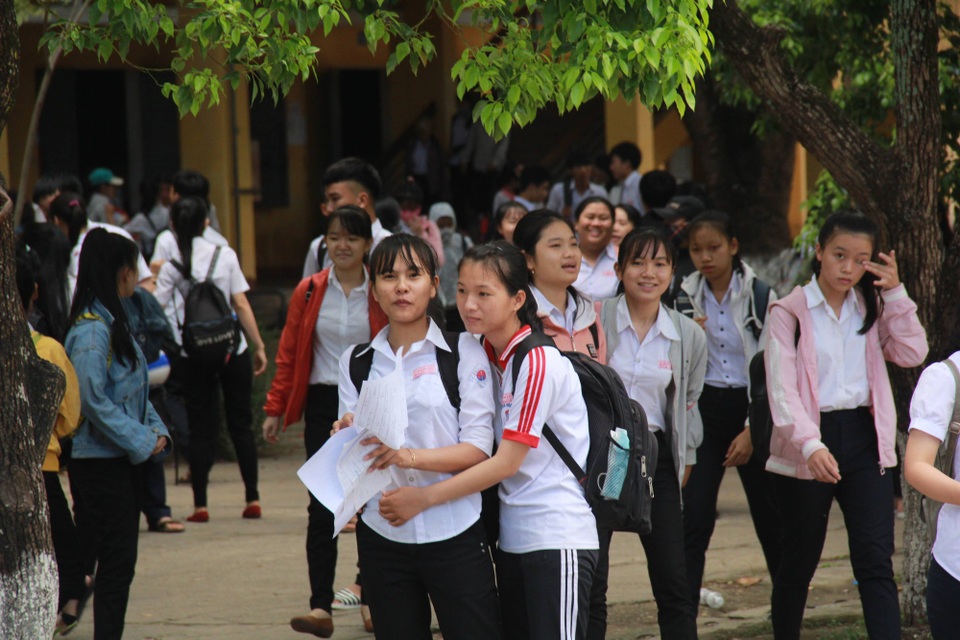 Hàng trăm thí sinh vắng mặt trong buổi thi Toán - 4 
Thí sinh Quảng Ngãi đã hoàn tất ngày thi đầu tiên. (Ảnh: Quốc Triều)