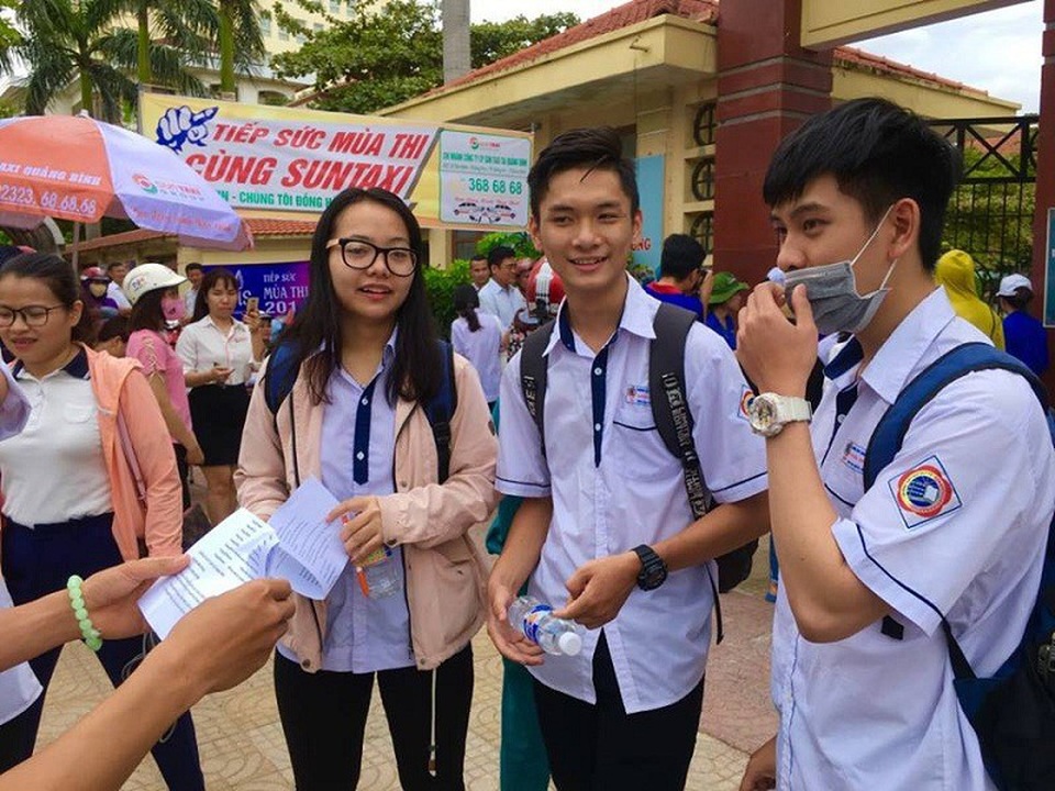 Nhiều thí sinh dự tính đạt 7-8 điểm bài thi Ngữ Văn - 19
Tâm trạng phấn khởi của nhiều sĩ tử tại Quảng Bình sau khi hoàn thành môn thi đầu tiên. (Ảnh Tiến Thành)