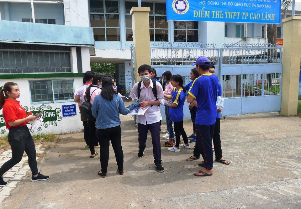 Nhiều thí sinh dự tính đạt 7-8 điểm bài thi Ngữ Văn - 32
Trong khi nhiều thí sinh khác than đề thi Văn năm nay khó, vì có những câu hỏi cần nhớ kiến thức lớp 11. (Ảnh: Nguyễn Hành)