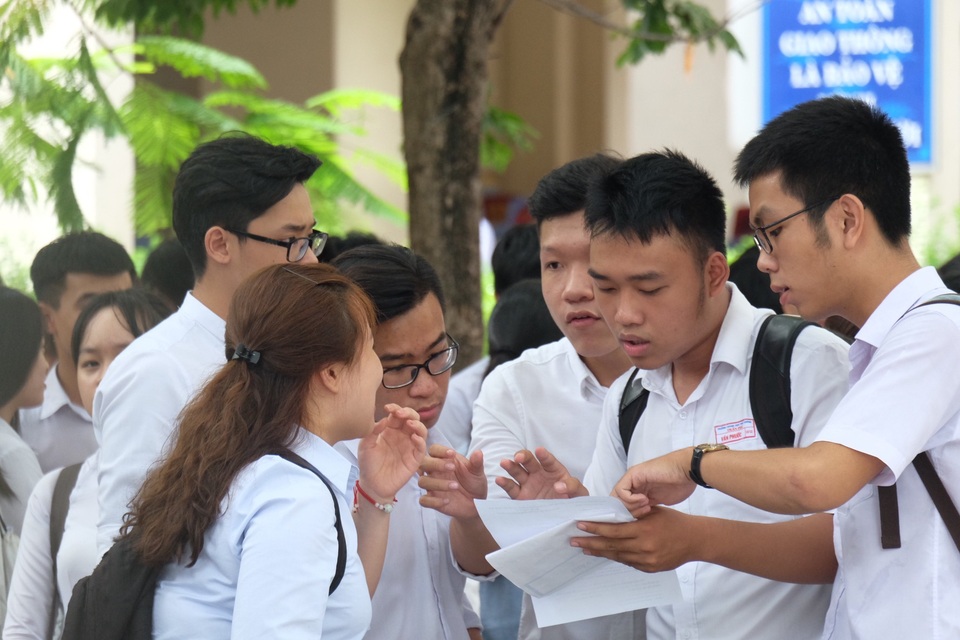 Nhiều thí sinh dự tính đạt 7-8 điểm bài thi Ngữ Văn - 36
Thí sinh trao đổi về bài làm sau buổi thi môn Văn. (Ảnh: Khánh Hiền)