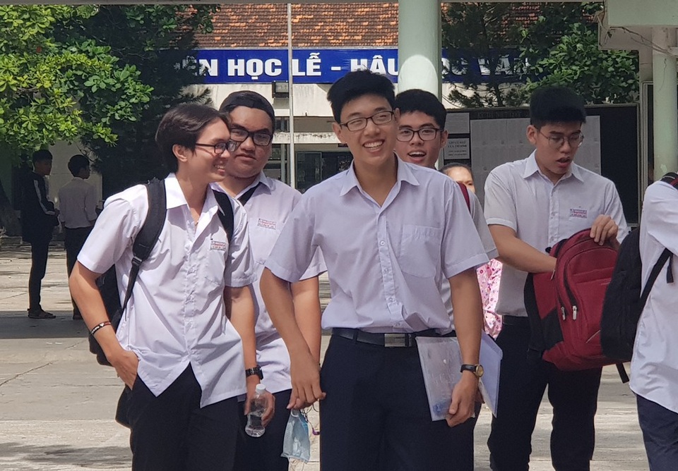 Nhiều thí sinh dự tính đạt 7-8 điểm bài thi Ngữ Văn - 38
Thí sinh ở Nha Trang hào hứng sau môn thi đầu tiên (Ảnh: Viết Hảo)