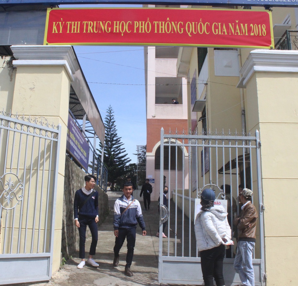 Nhiều thí sinh dự tính đạt 7-8 điểm bài thi Ngữ Văn - 42
Nhiều thí sinh phấn khởi vì cho rằng đề thi Ngữ văn năm nay không quá khó. (Ảnh: Ngọc Hà)