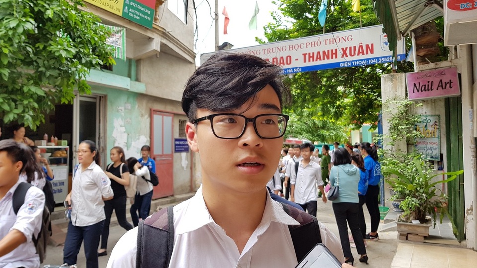Nhiều thí sinh dự tính đạt 7-8 điểm bài thi Ngữ Văn - 9 Thí sinh Nguyễn Công Viên cho biết đề Văn khó. (Ảnh: Hà Cường)
