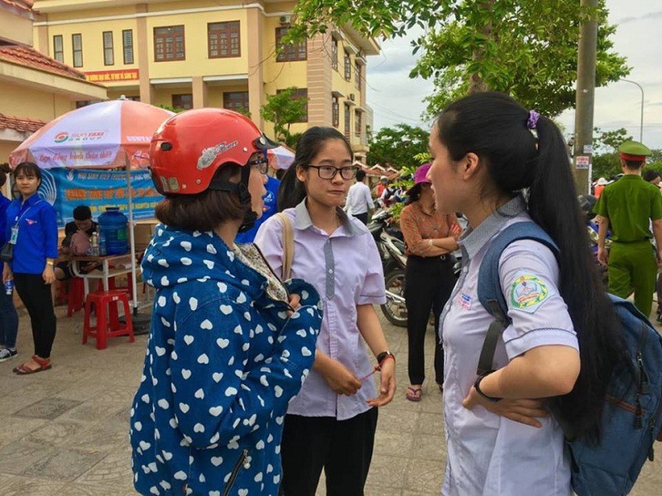 Đề Toán khó, thí sinh chỉ làm được khoảng 60% - 9 Nhiều sĩ tử tỏ ra căng thẳng, lo lắng sau bài thi môn Toán (Ảnh: Tiến Thành)