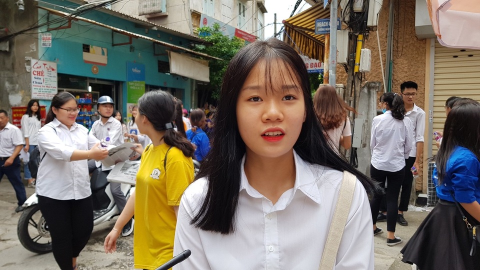 Nhiều thí sinh dự tính đạt 7-8 điểm bài thi Ngữ Văn - 10 Thí sinh Lê Mai Anh cho biết đề Văn bám sát chương trình được ôn tập. (Ảnh: Hà Cường)