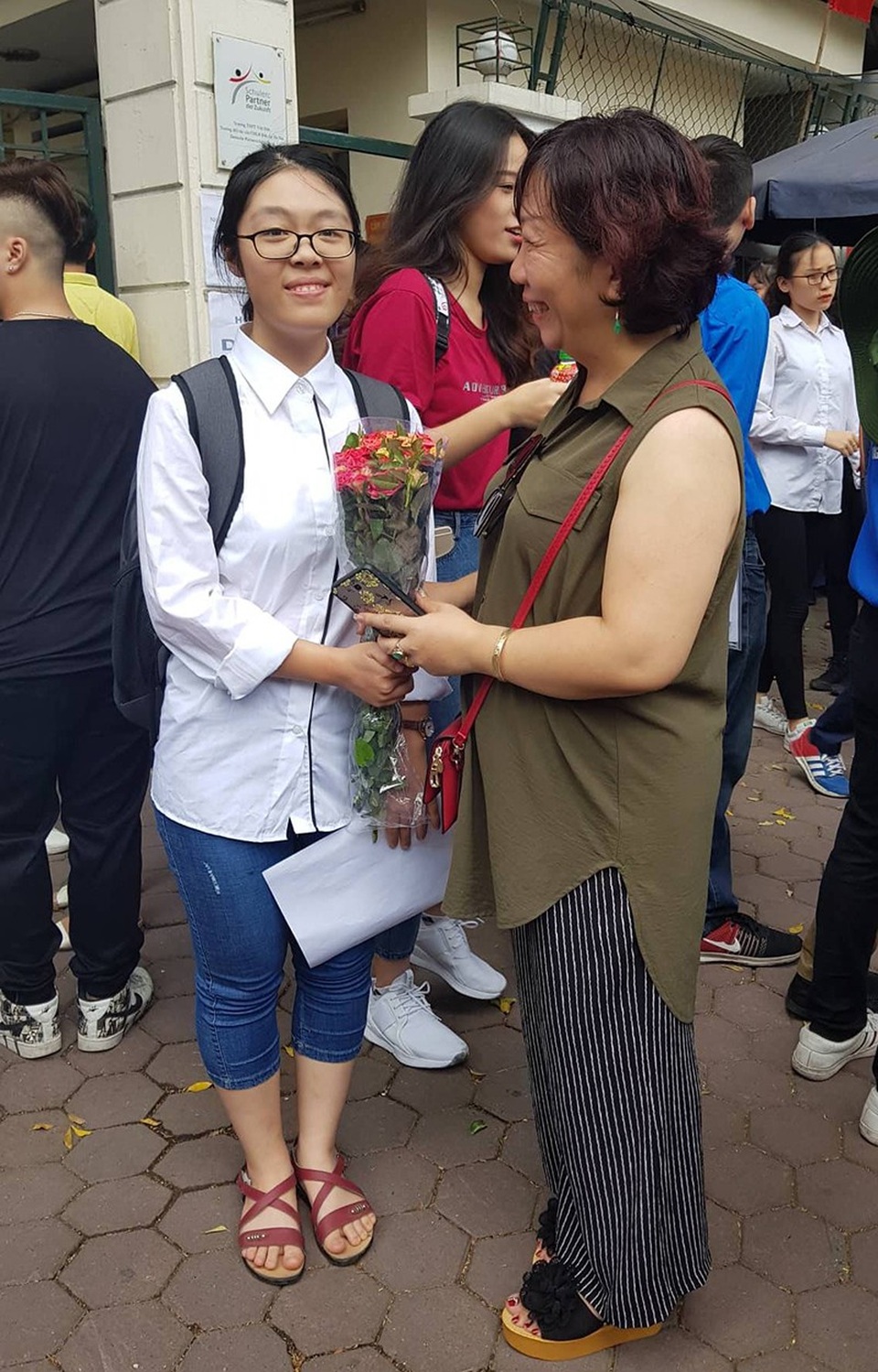 Nhiều thí sinh dự tính đạt 7-8 điểm bài thi Ngữ Văn - 8
Phụ huynh mang hoa tặng con sau môn thi đầu tiên. (Ảnh: Hồng Minh)