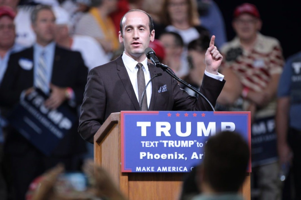 Stephen Miller phát biểu tại một buổi gặp mặt cử tri ủng hộ của ông Donald Trump trong giai đoạn tranh cử tổng thống (Ảnh: Reuters)
