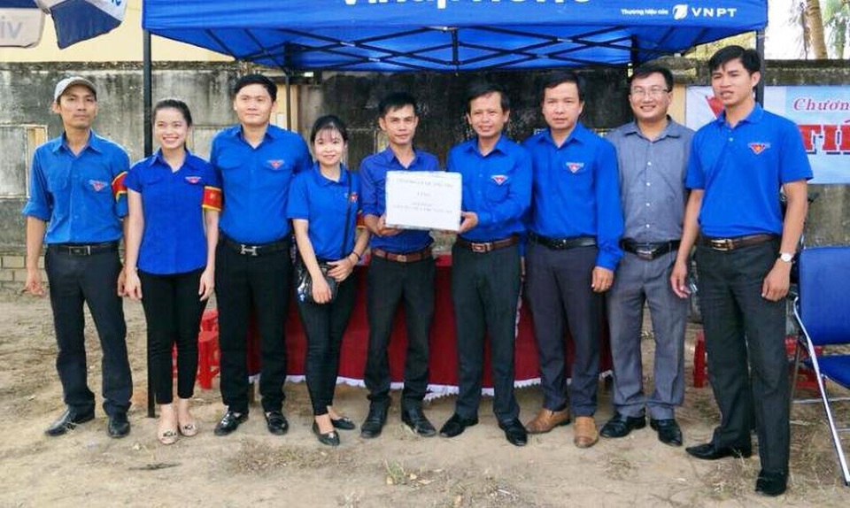 Xúc động cảnh thanh niên tình nguyện dìu thí sinh bị thương vào trường thi - 1 Anh Trần Xuân Anh - Phó Bí thư Tỉnh Đoàn, Trưởng Ban Chỉ huy chương trình Tiếp sức mùa thi thăm, động viên và tặng quà cho các đội hình Tiếp sức mùa thi tại thị xã Quảng Trị và huyện Hải Lăng
