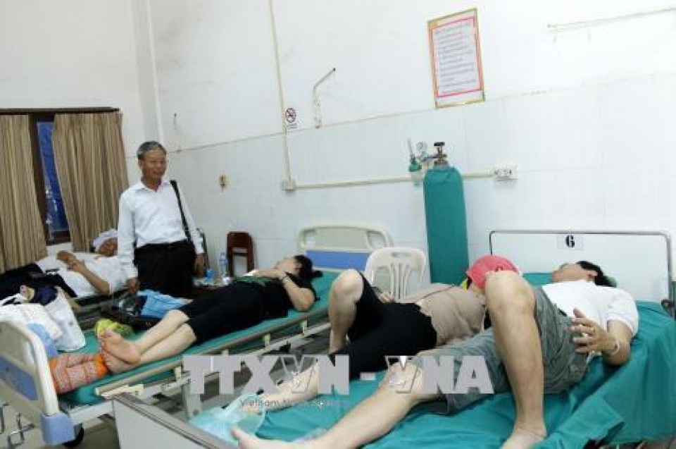 Xe chở 23 người Việt tại Lào gặp tai nạn, 2 người tử vong - 1 Những người Việt bị thương được đưa đi cấp cứu (ảnh: TTXVN)
