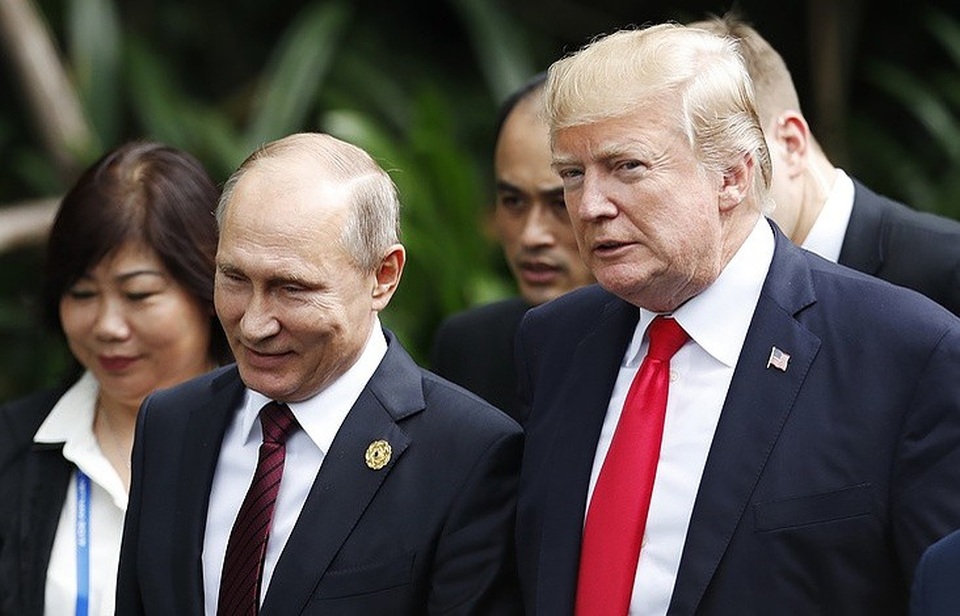 Hé lộ thời điểm tổ chức thượng đỉnh Trump - Putin đầu tiên - 1 Tổng thống Trump và Tổng thống Putin gặp nhau tại Việt Nam năm 2017 (Ảnh: AP)