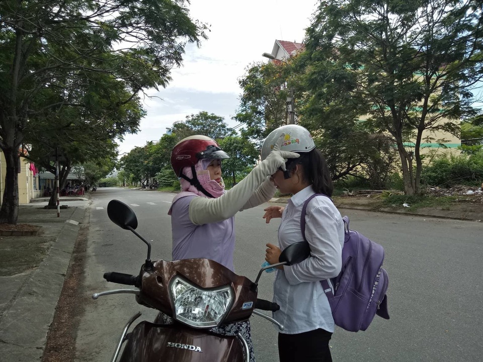 Đà Nẵng: Một thí sinh khiếm thị vắng thi môn Văn do được tuyển thẳng vào đại học - 2 Trang được mẹ đưa đón và động viên bình tĩnh bước vào kỳ thi