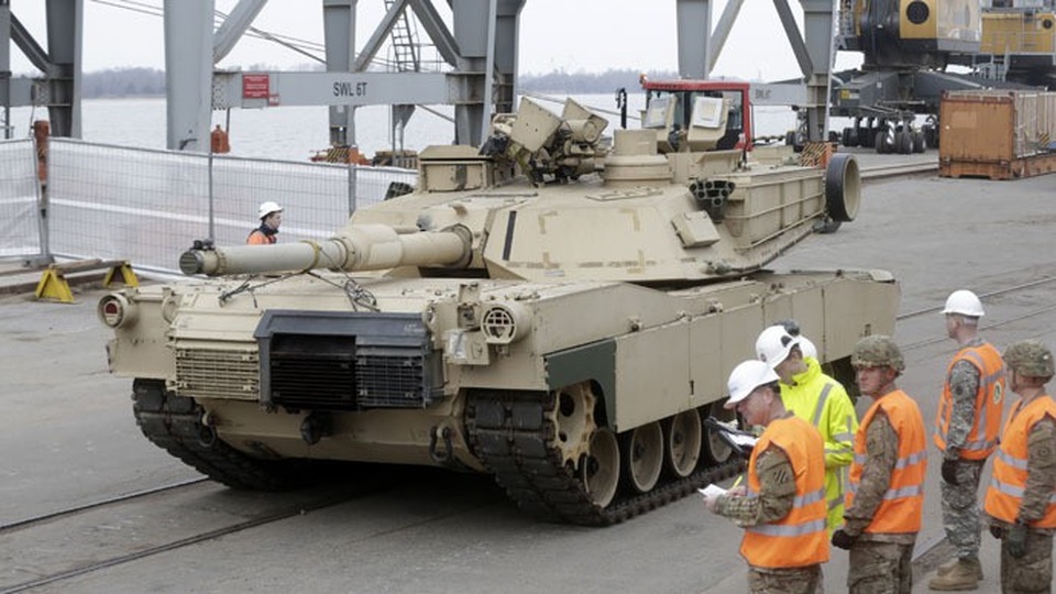 NATO có thể thất thế nếu đối đầu với Nga - 2 Xe tăng Abrams của Mỹ ở Baltic (Ảnh: Reuters)