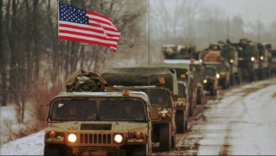 NATO có thể thất thế nếu đối đầu với Nga - 1
Xe quân sự mang cờ Mỹ di chuyển tới Bosnia vào năm 1996 (Ảnh: AP)