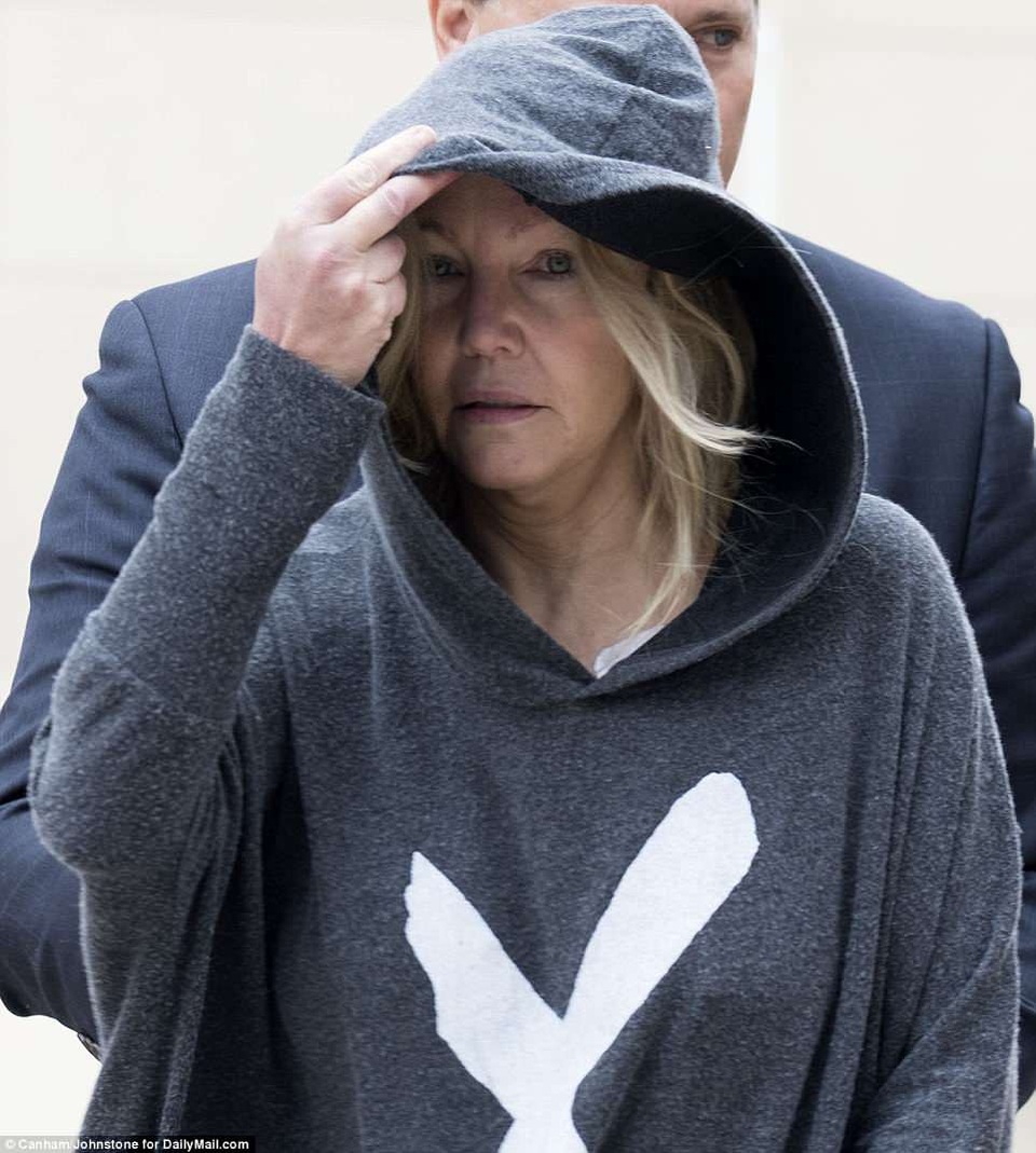 Heather Locklear bị bắt và phải chi 20 nghìn USD tiền bảo lãnh - 1
Heather Locklear rời trụ sở cảnh sát ở Mỹ sáng 25/6 sau khi phải ngủ 1 đêm trong tù. Luật sư của cô đã tới và nộp 20 nghìn USD tiền bảo lãnh để đưa thân chủ về