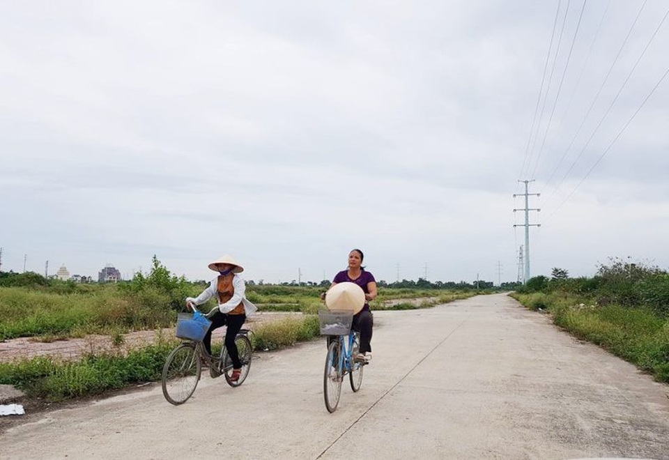 Hơn 20ha “đất vàng” bỏ hoang giữa thành phố Ninh Bình - 10 Người dân địa phương mỗi khi đi qua khu đất vàng bỏ hoang không khỏi xót xa.
