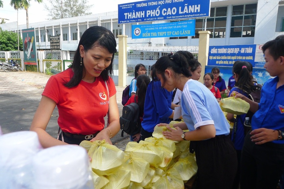 Cô giáo một chân cùng học trò nấu 700 suất cơm phục vụ sĩ tử - 2
Trong 3 năm thực hiện chương trình phát cơm, nước uống cho sĩ tử, theo cô Minh Tâm đây là lần tổ chức qui mô nhất.